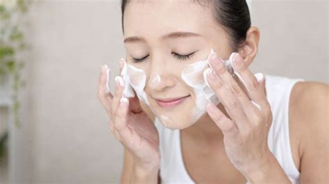 7 Cara Efektif Mengatasi Perawatan Kulit Berminyak dan Berjerawat yang Bisa Kamu Coba Hari Ini! 7 Cara Efektif Mengatasi Perawatan Kulit Berminyak dan Berjerawat yang Bisa Kamu Coba Hari Ini!