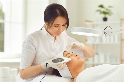 7 Cara Perawatan Wajah di Salon dengan Harga Mulai Rp500.000, Mana yang Cocok untuk Kamu? 7 Cara Perawatan Wajah di Salon dengan Harga Mulai Rp500.000, Mana yang Cocok untuk Kamu?