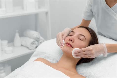 7 Cara Perawatan Wajah di Salon dengan Harga Mulai Rp500.000, Mana yang Cocok untuk Kamu? 7 Cara Perawatan Wajah di Salon dengan Harga Mulai Rp500.000, Mana yang Cocok untuk Kamu?