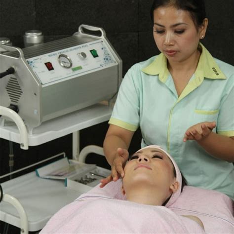7 Cara Perawatan Wajah di Salon dengan Harga Mulai Rp500.000, Mana yang Cocok untuk Kamu? 7 Cara Perawatan Wajah di Salon dengan Harga Mulai Rp500.000, Mana yang Cocok untuk Kamu?