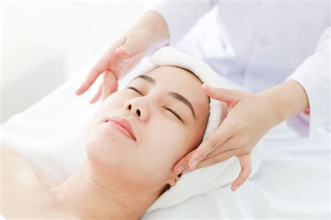 7 Cara Perawatan Wajah di Salon dengan Harga Mulai Rp500.000, Mana yang Cocok untuk Kamu? 7 Cara Perawatan Wajah di Salon dengan Harga Mulai Rp500.000, Mana yang Cocok untuk Kamu?