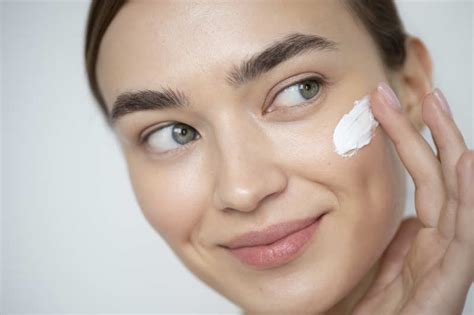 7 Moisturizer Terbaik untuk Menghidrasi Kulit Kering dan Berminyak yang Wajib Kamu Coba Sekarang! 7 Moisturizer Terbaik untuk Menghidrasi Kulit Kering dan Berminyak yang Wajib Kamu Coba Sekarang!