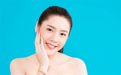 7 Trik Ampuh Usir Minyak di Wajah! Kulit Glowing Bebas Kilang