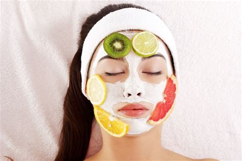7 Cara Alami Merawat Kulit Wajah: Glowing Tanpa Ribet! 7 Cara Alami Merawat Kulit Wajah: Glowing Tanpa Ribet!