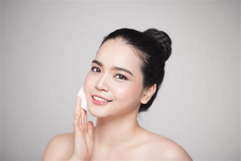 7 Cara Alami Merawat Kulit Wajah: Glowing Tanpa Ribet! 7 Cara Alami Merawat Kulit Wajah: Glowing Tanpa Ribet!