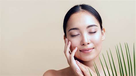7 Cara Alami Merawat Kulit Wajah: Glowing Tanpa Ribet! 7 Cara Alami Merawat Kulit Wajah: Glowing Tanpa Ribet!