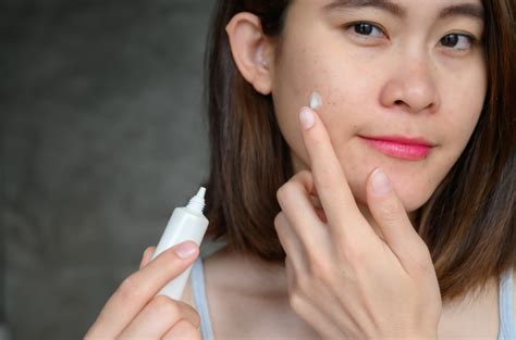 7 Rahasia Ampuh Perawatan Kulit Sensitif dan Berjerawat: Bye Bye Iritasi, Welcome Glowing! 7 Rahasia Ampuh Perawatan Kulit Sensitif dan Berjerawat: Bye Bye Iritasi, Welcome Glowing!
