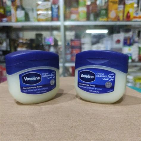 7 Keajaiban Petroleum Jelly untuk Mengatasi Kulit Keringmu! 7 Keajaiban Petroleum Jelly untuk Mengatasi Kulit Keringmu!